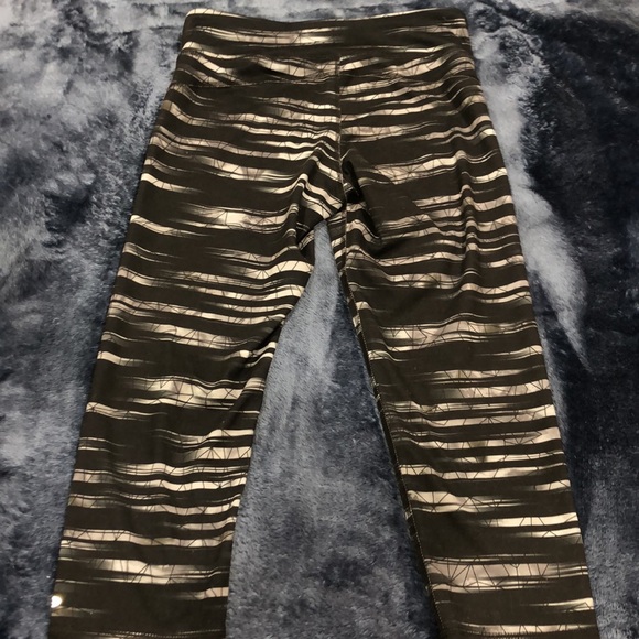 Champion Cropped Athletic Leggings - Picture 4 of 5